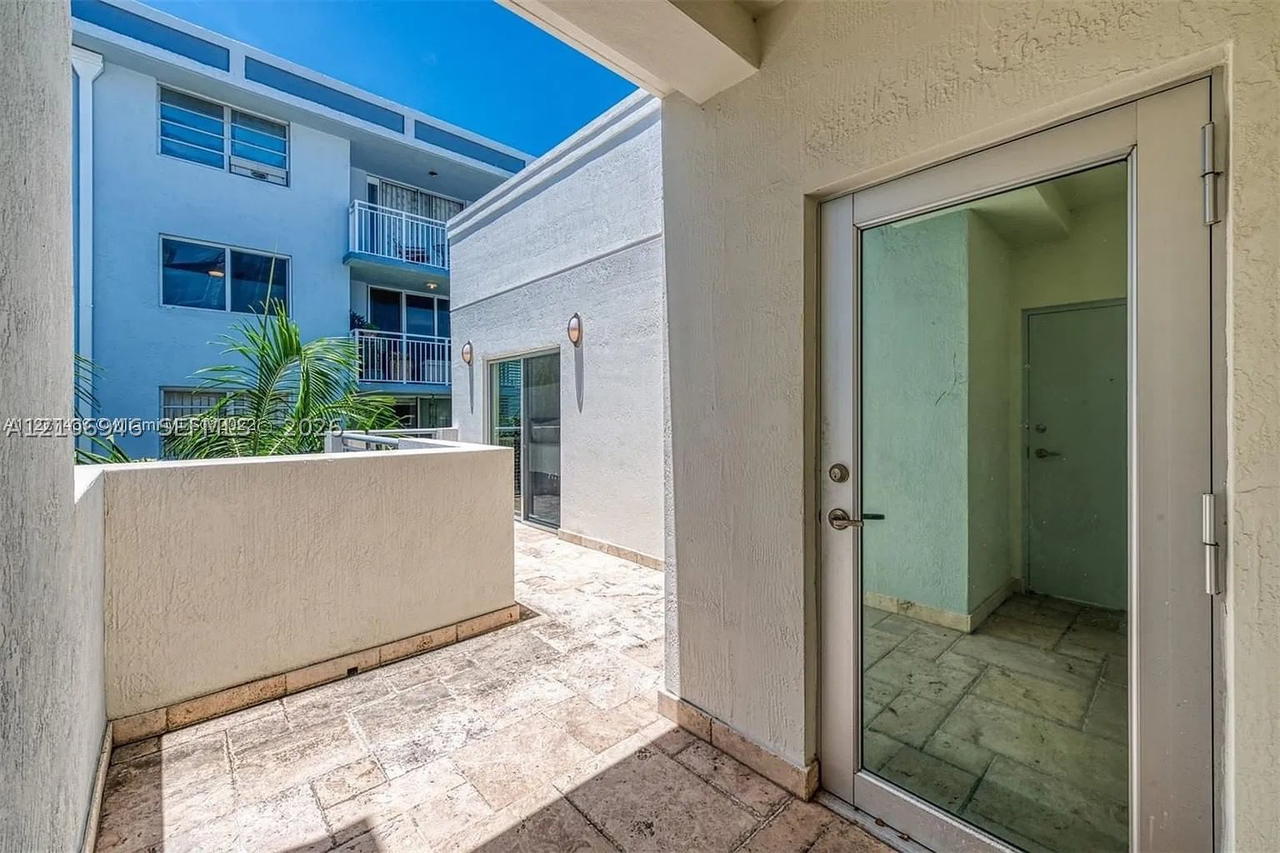 Real estate property located at 1040 10th St #402, Miami-dade, Lenox Villas Condo, Miami Beach, FL
