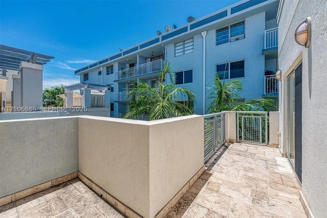Real estate property located at 1040 10th St #402, Miami-dade, Lenox Villas Condo, Miami Beach, FL