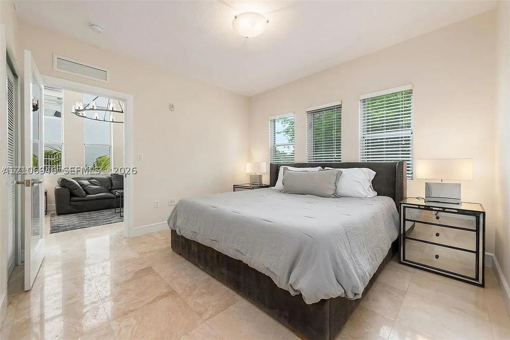 Real estate property located at 1040 10th St #402, Miami-dade, Lenox Villas Condo, Miami Beach, FL