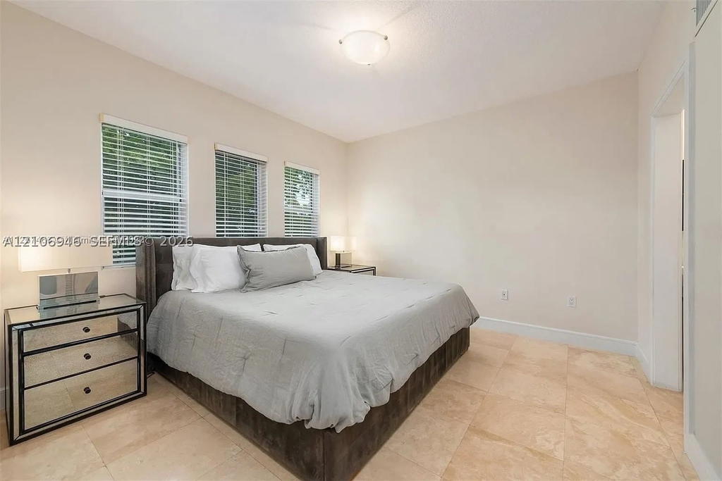 Real estate property located at 1040 10th St #402, Miami-dade, Lenox Villas Condo, Miami Beach, FL