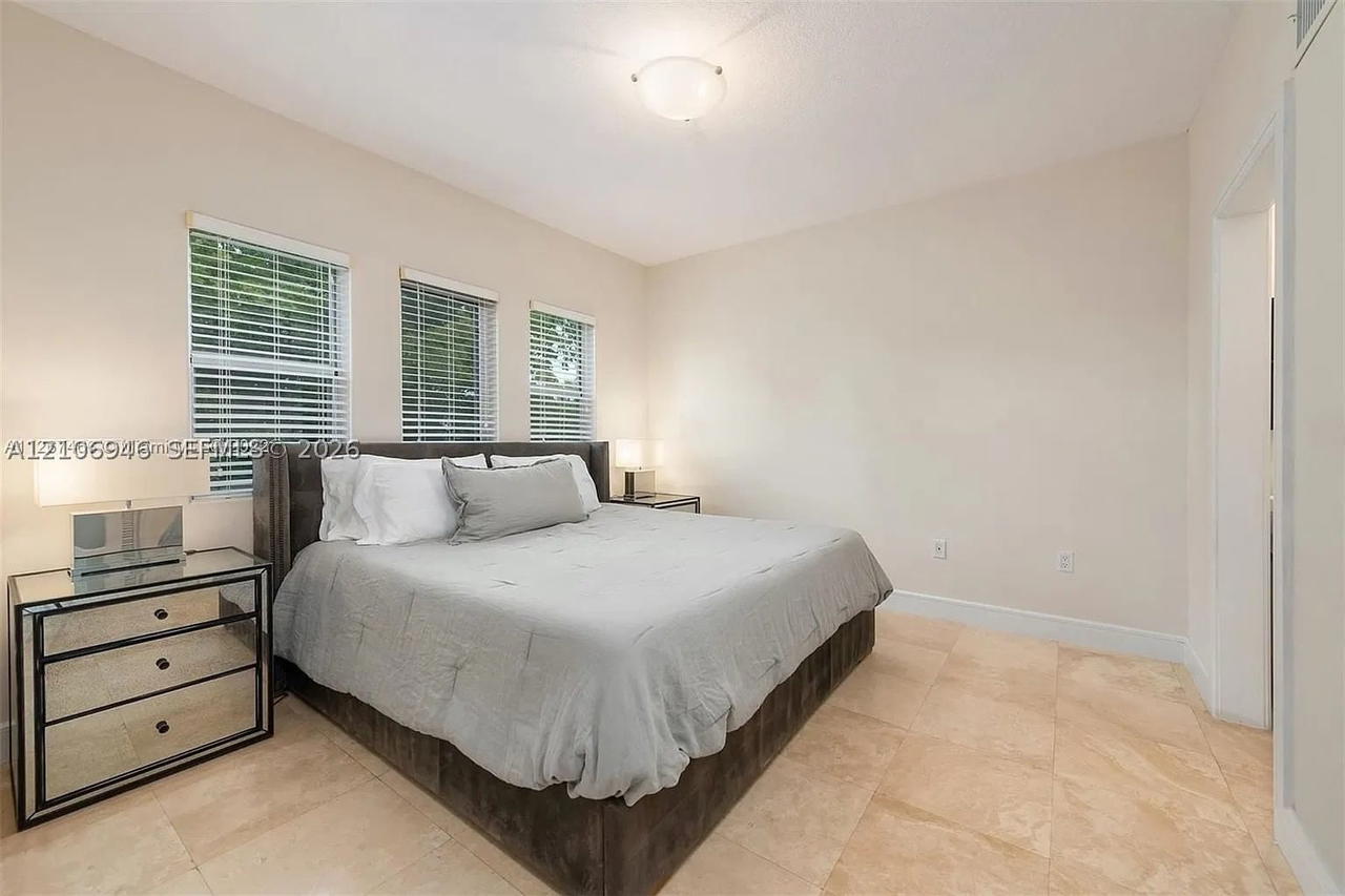 Real estate property located at 1040 10th St #402, Miami-dade, Lenox Villas Condo, Miami Beach, FL