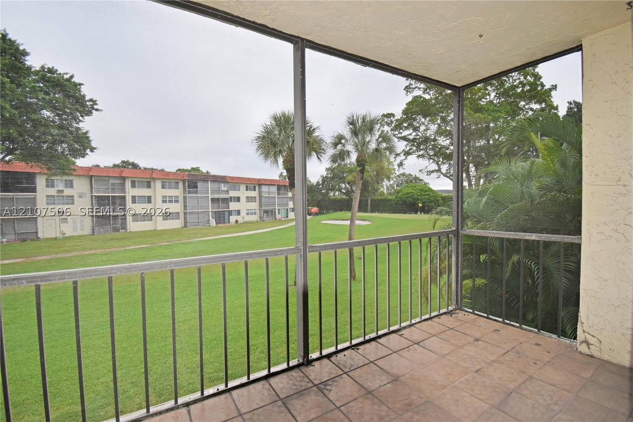 Real estate property located at 830 Hollybrook Dr #207, Broward, Hollybrook Golf And, Pembroke Pines, FL