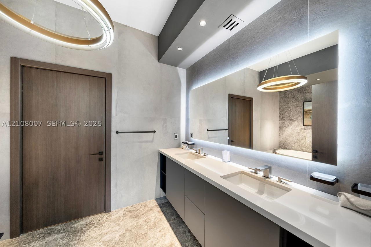 Real estate property located at 50 Pointe Dr #1805, Miami-dade, Continuum On South Beach, Miami Beach, FL