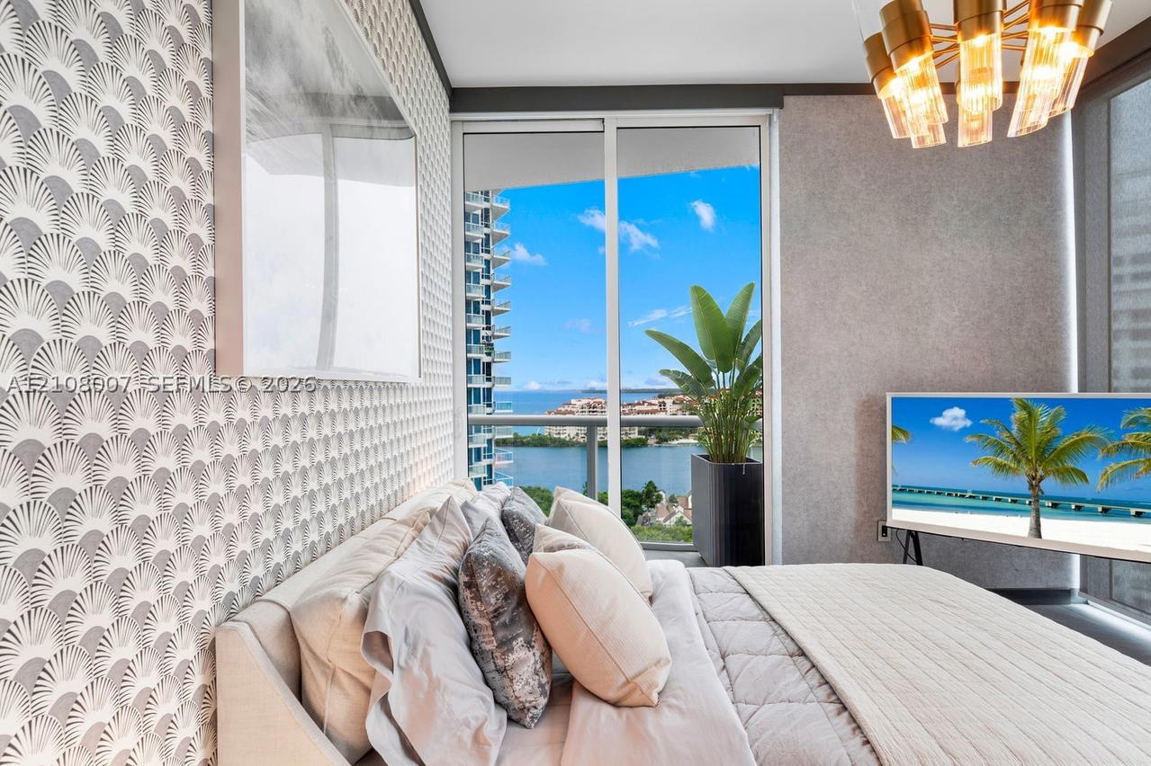 Real estate property located at 50 Pointe Dr #1805, Miami-dade, Continuum On South Beach, Miami Beach, FL