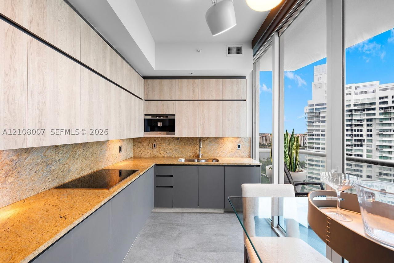 Real estate property located at 50 Pointe Dr #1805, Miami-dade, Continuum On South Beach, Miami Beach, FL