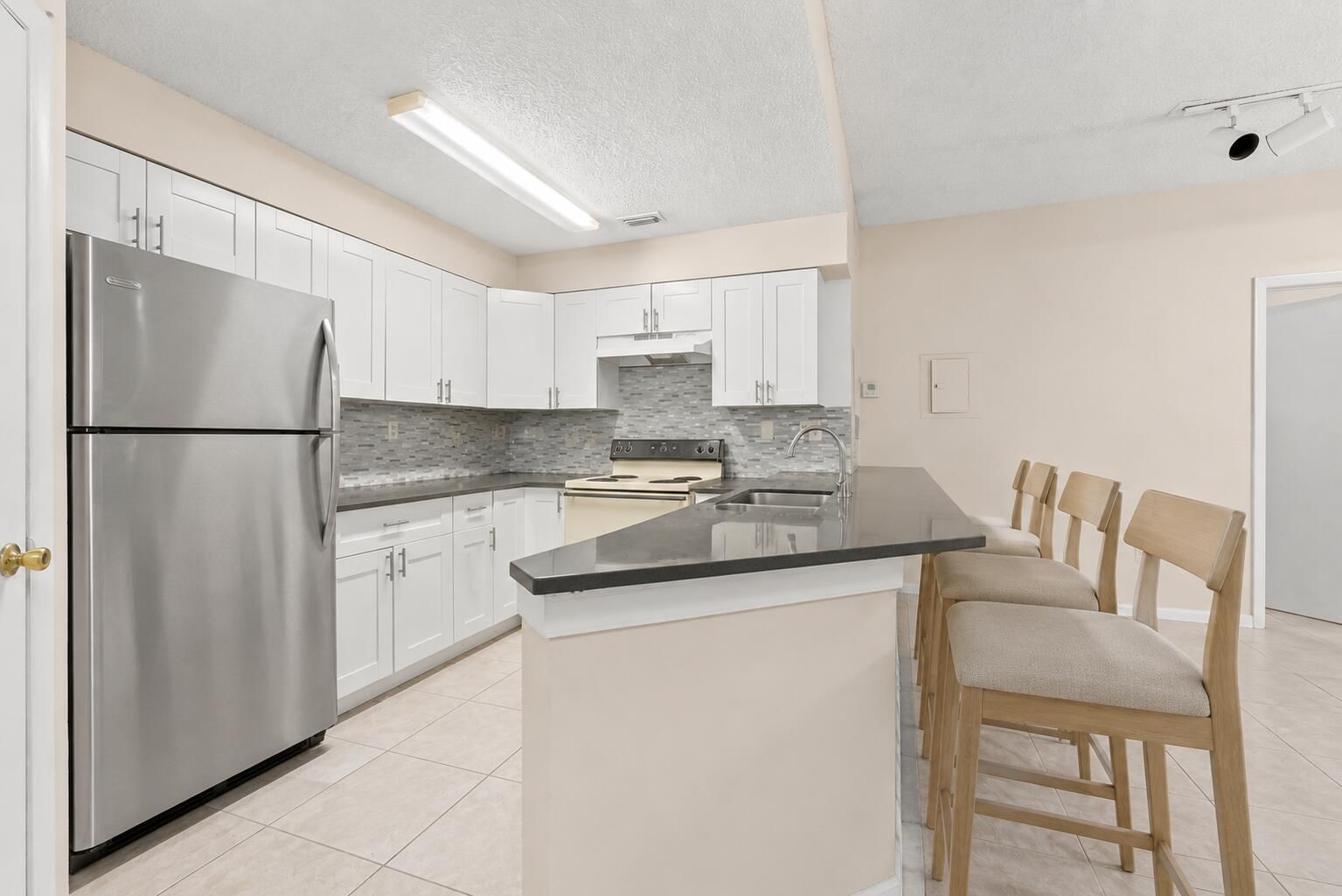 Real estate property located at 2550 18th #2103, Broward, Marina Oaks Condo, Fort Lauderdale, FL, US
