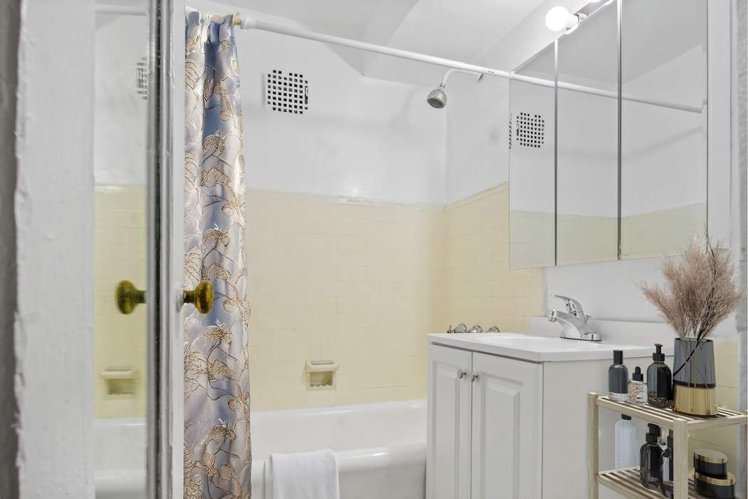 Real estate property located at 5 Tudor City #1818, New York, Tudor City, New York City, NY
