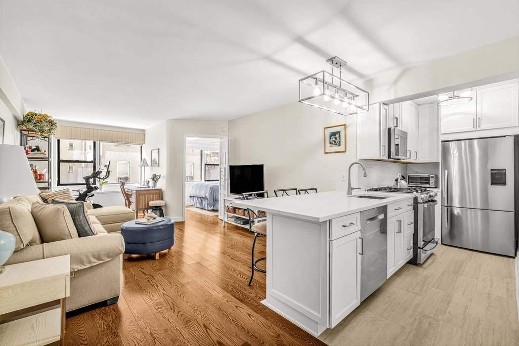 Real estate property located at 220 67th #6J, New York, Lenox Hill, New York City, NY