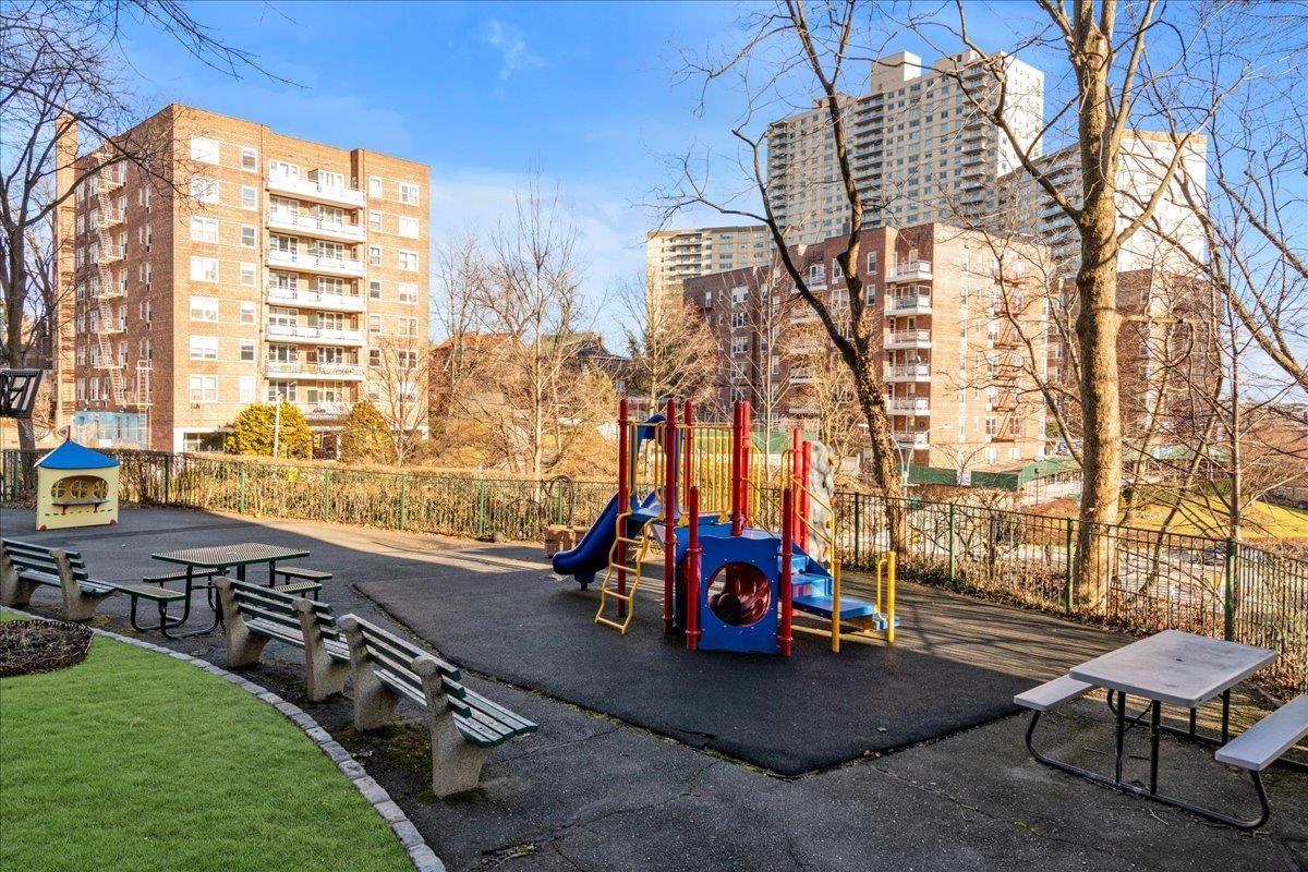 Real estate property located at 80 Knolls #8-L, Bronx, Spuyten Duyvil, New York City, NY
