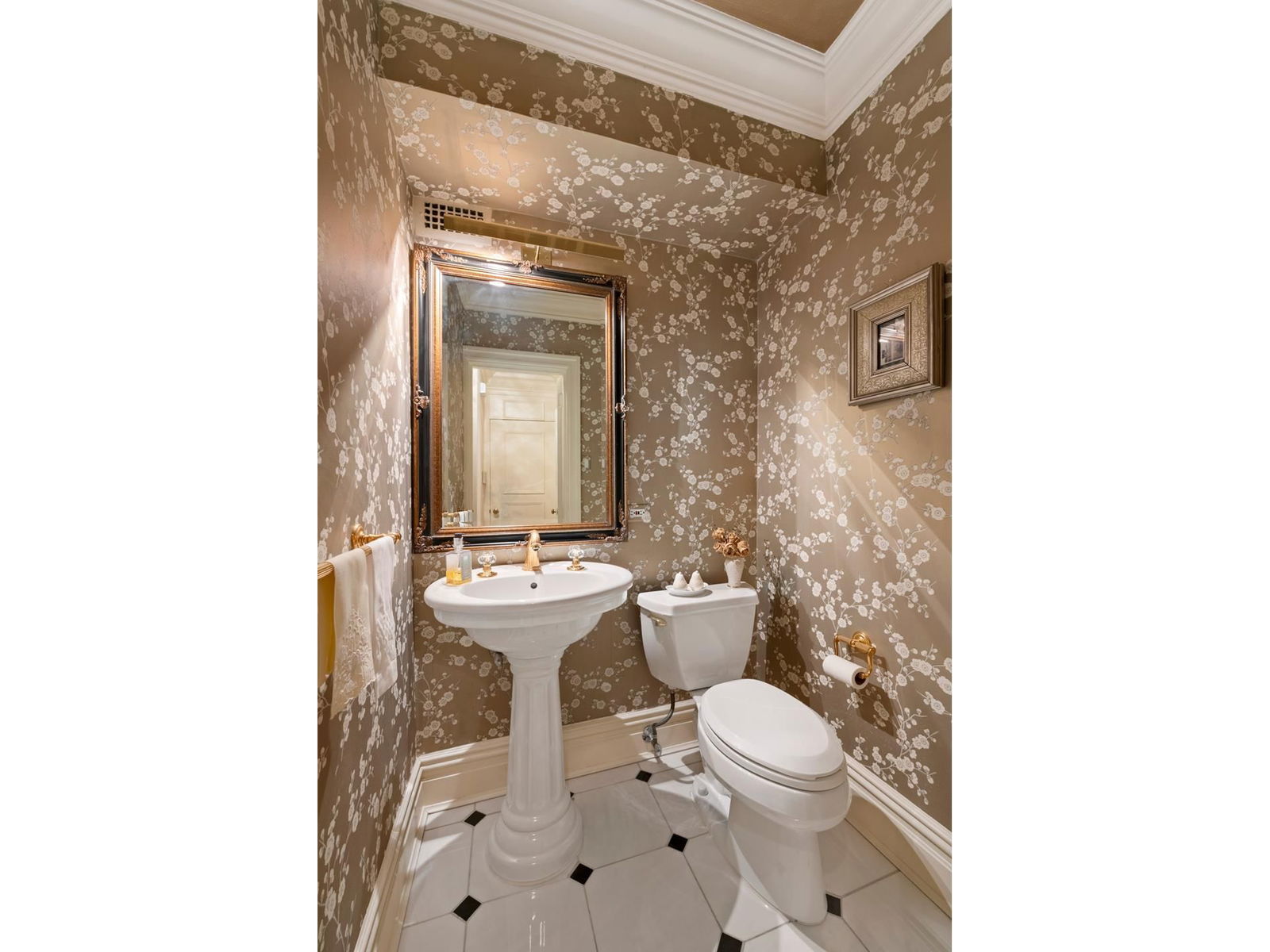 Real estate property located at 10 70TH #2B, New York, Lenox Hill, New York City, NY