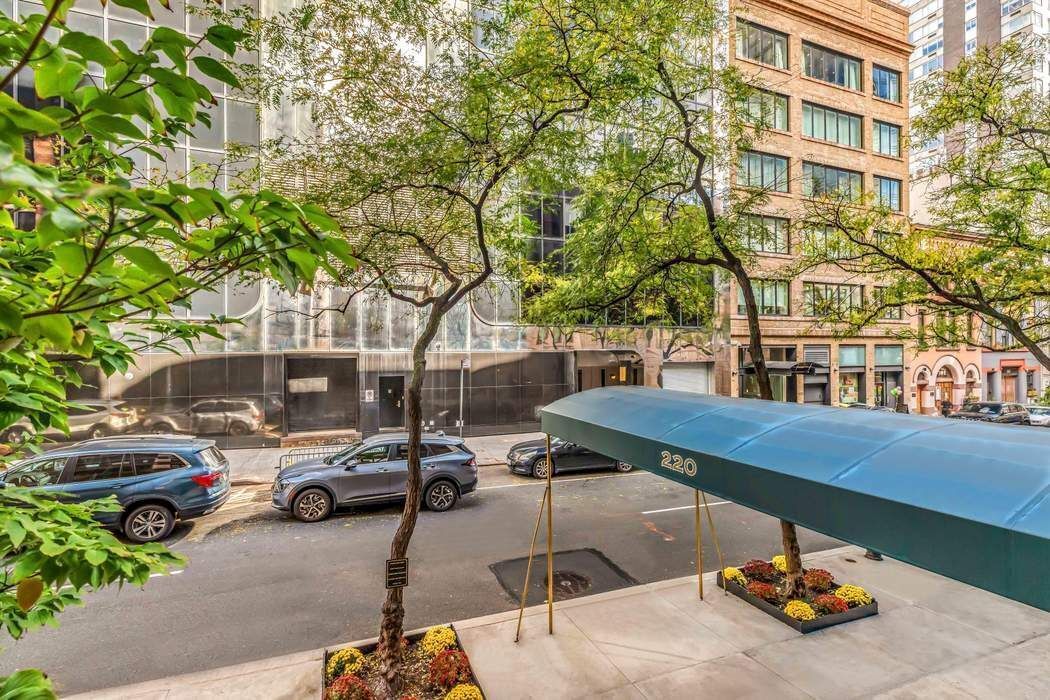 Real estate property located at 220 67th #6J, New York, Lenox Hill, New York City, NY