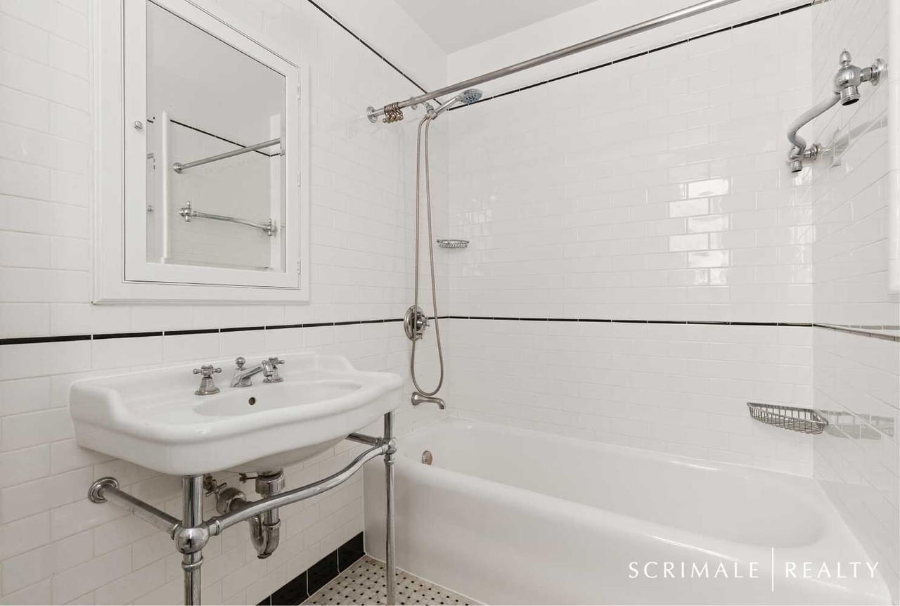 Real estate property located at 330 72ND #8C, New York, Lincoln Square, New York City, NY, US