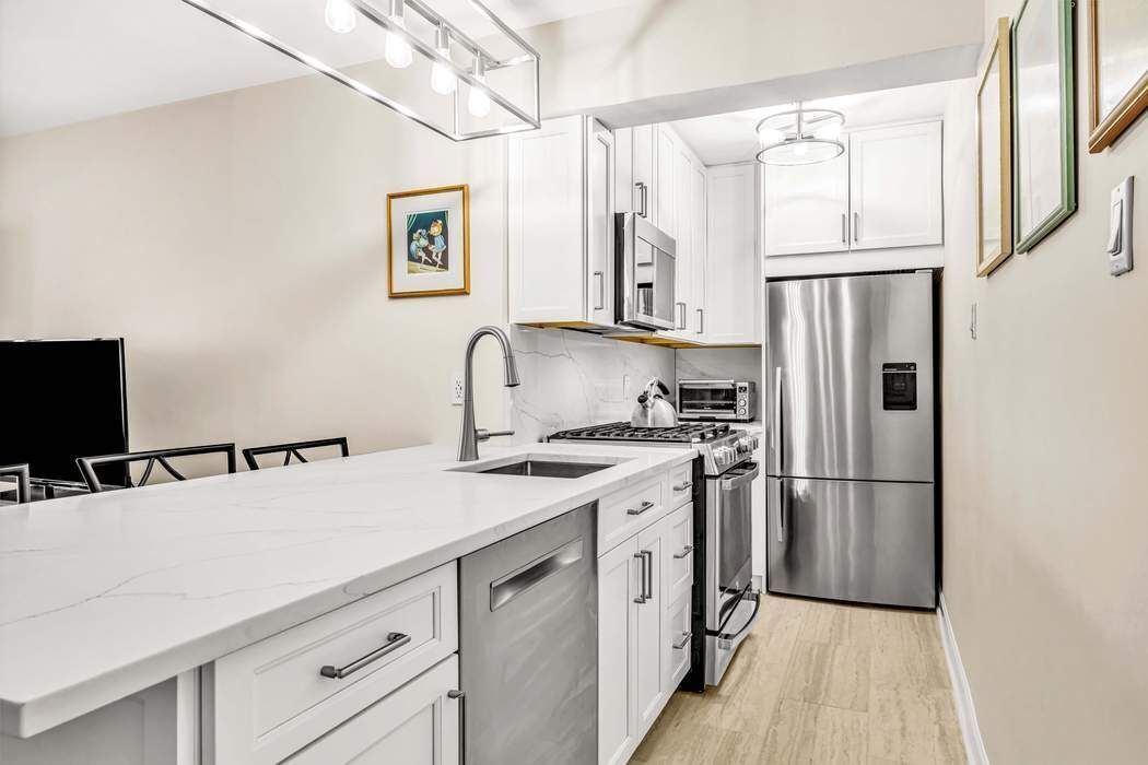 Real estate property located at 220 67th #6J, New York, Lenox Hill, New York City, NY, US