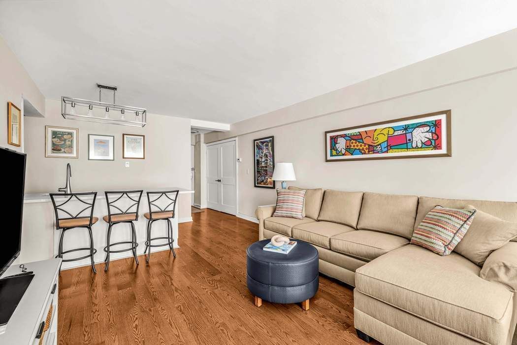 Real estate property located at 220 67th #6J, New York, Lenox Hill, New York City, NY, US