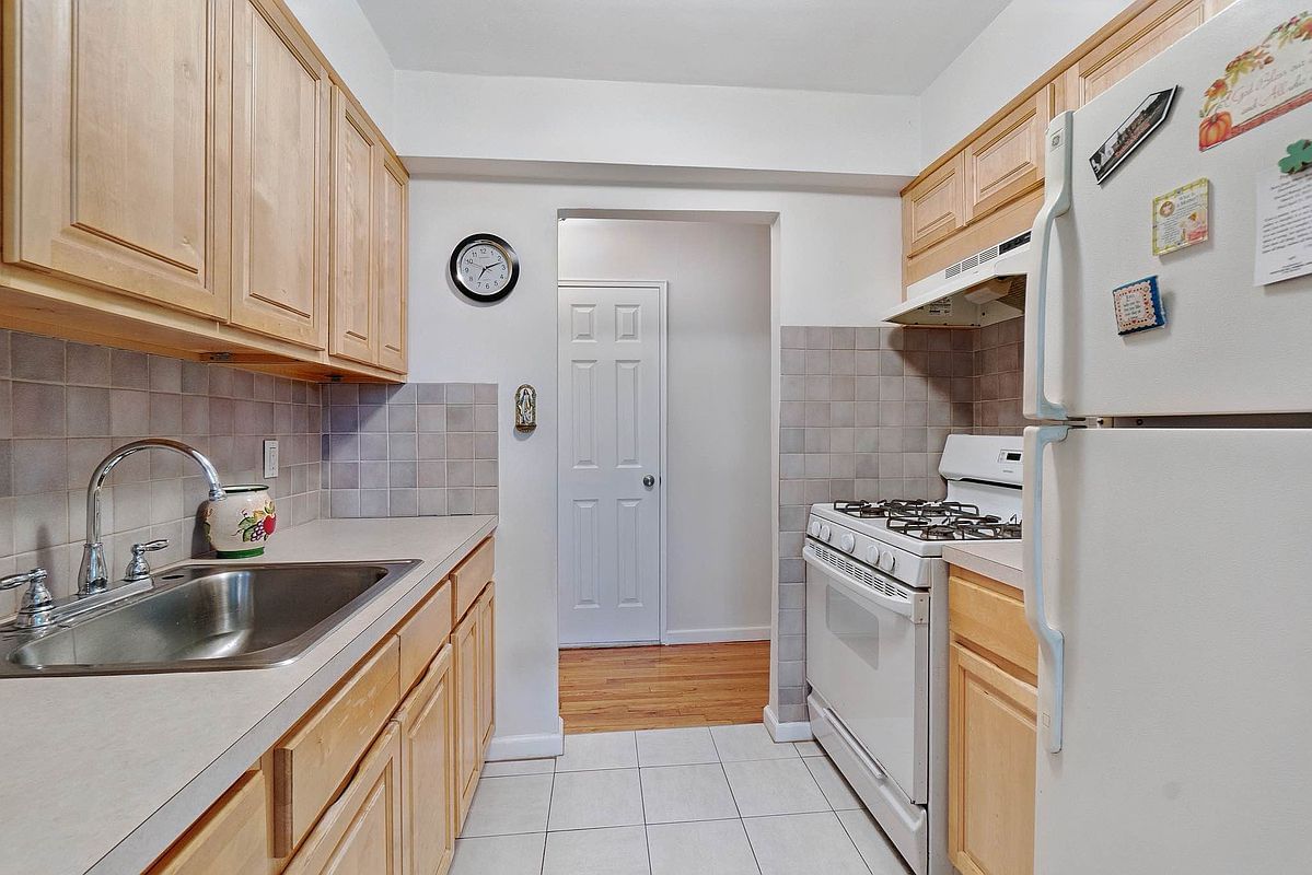 Real estate property located at 1130 Stadium #4-E, Bronx, Country Club, New York City, NY, US