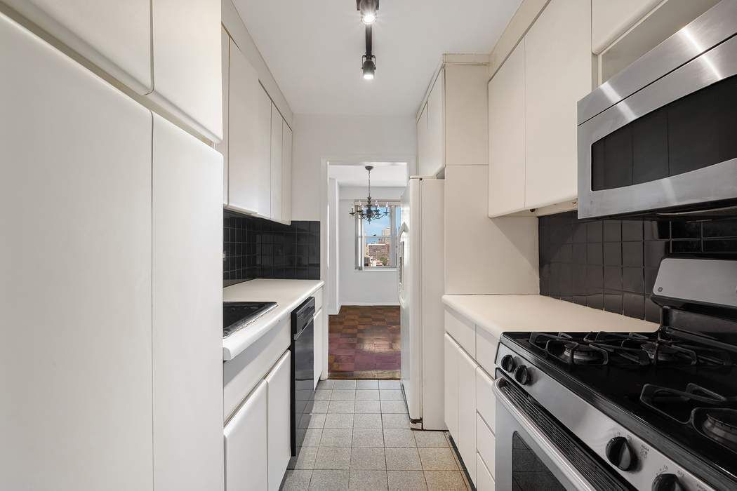 Real estate property located at 420 72nd #15L, New York, Lenox Hill, New York City, NY, US