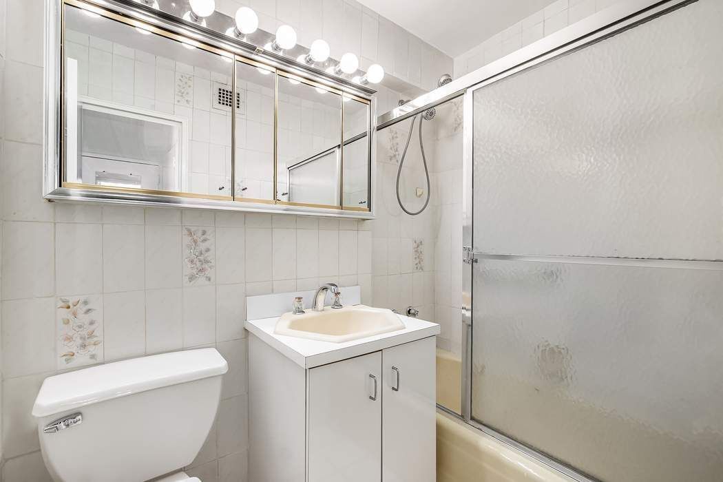 Real estate property located at 420 72nd #15L, New York, Lenox Hill, New York City, NY, US