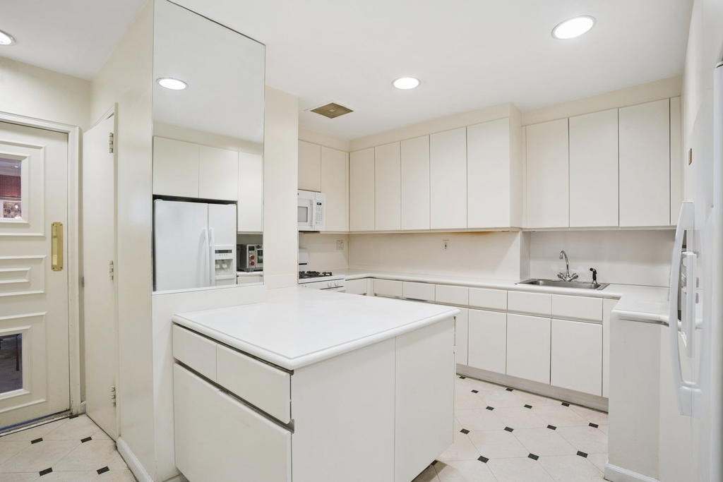Real estate property located at 350 72ND #3, New York, Lenox Hill, New York City, NY, US