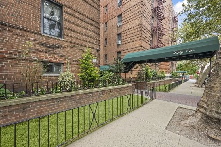 Real estate property located at 61 Oliver #2V, Kings, Bay Ridge, New York City, NY, US