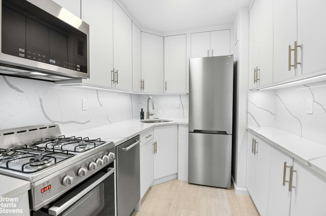 Real estate property located at 520 72ND #9T, New York, Lenox Hill, New York City, NY, US