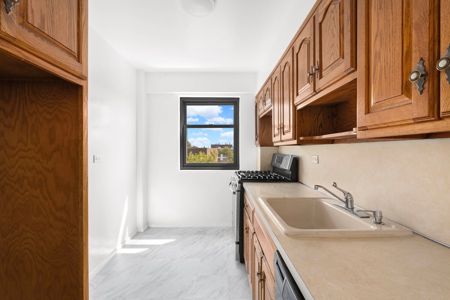 Real estate property located at 33-52 CRESCENT #8B, Queens, Astoria, New York City, NY, US