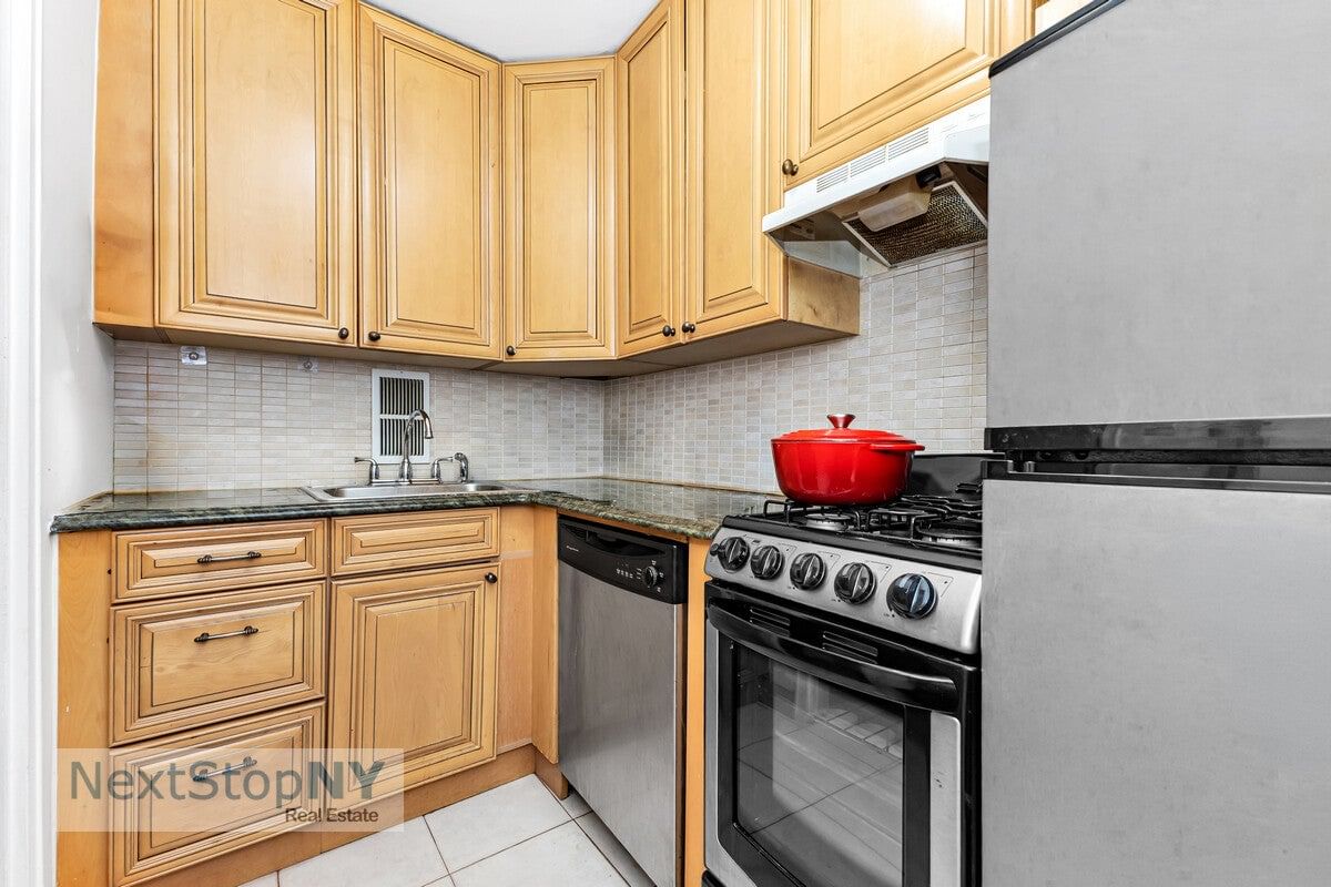 Real estate property located at 220 57TH #8E, New York, Sutton Place, New York City, NY, US