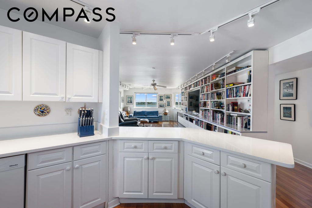 Real estate property located at 190 Schofield #3A, Bronx, City Island, New York City, NY, US
