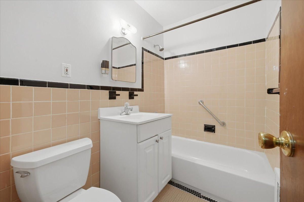 Real estate property located at 1058 211th, Bronx, Williamsbridge, New York City, NY, US